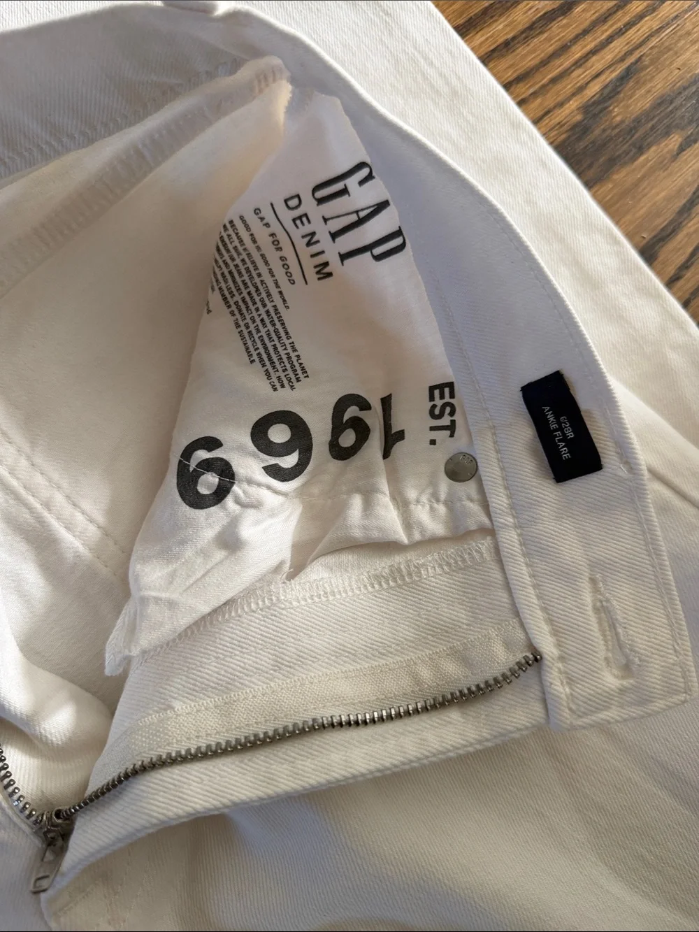 GAP White Cropped Ankle Jeans with Raw Hem sz 6/28R